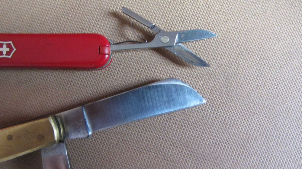 Одним лотом Victorinox Classic SD та HDC Pakistan. Б/у.