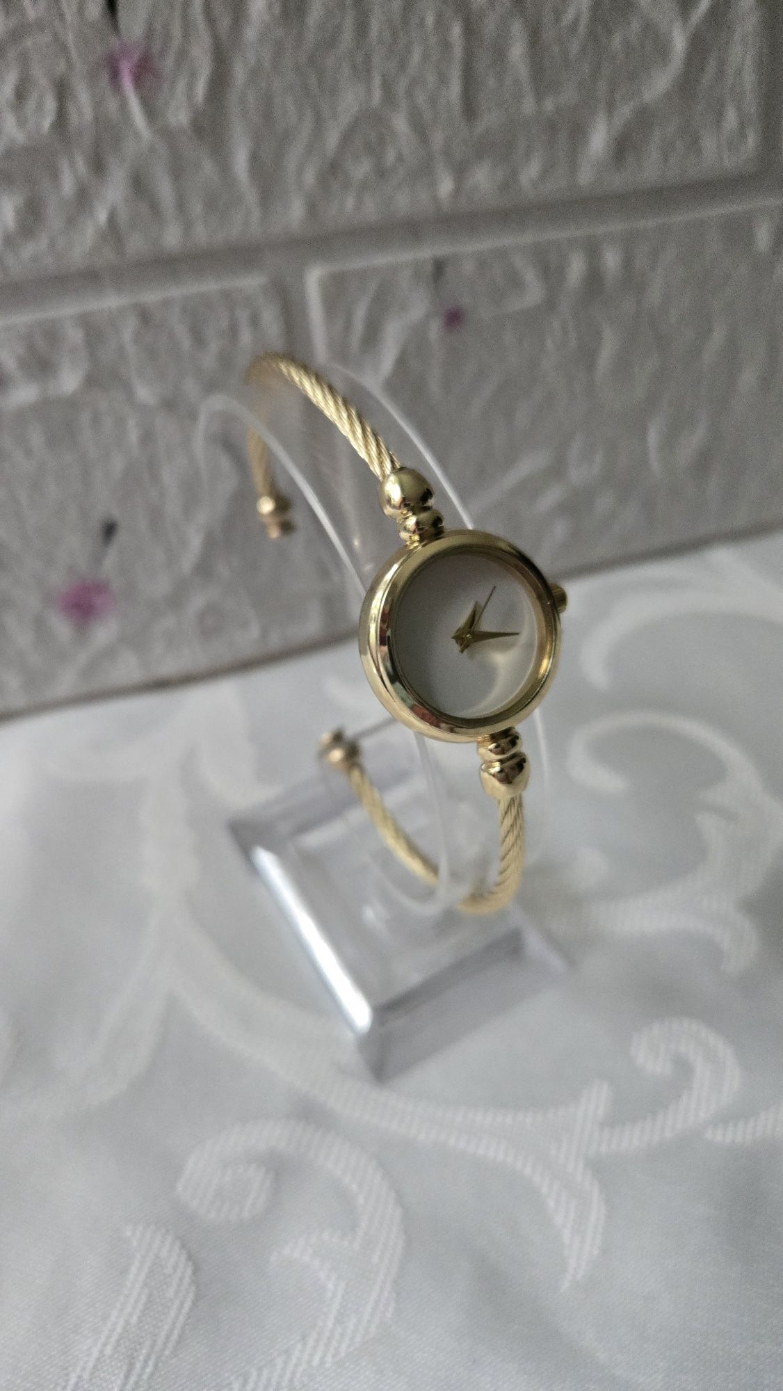 Damski Zegarek elegancki i stylowy z białą tarczą