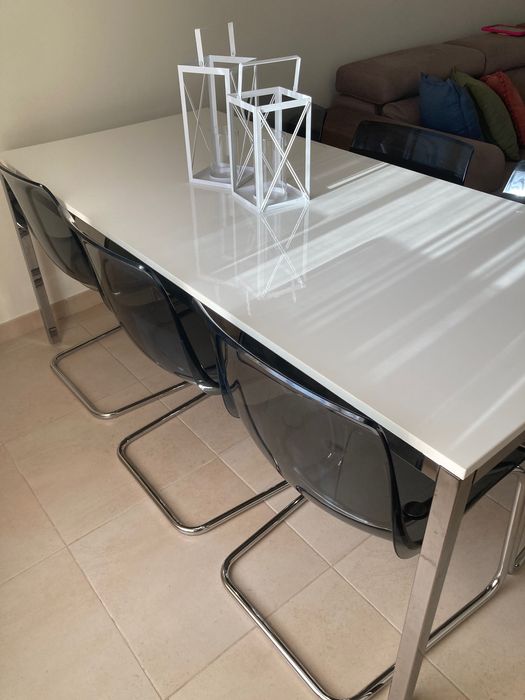 Mesa brancas e cadeiras em acrílico