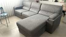Sofá cinzento com chaise lounge e armazenamento