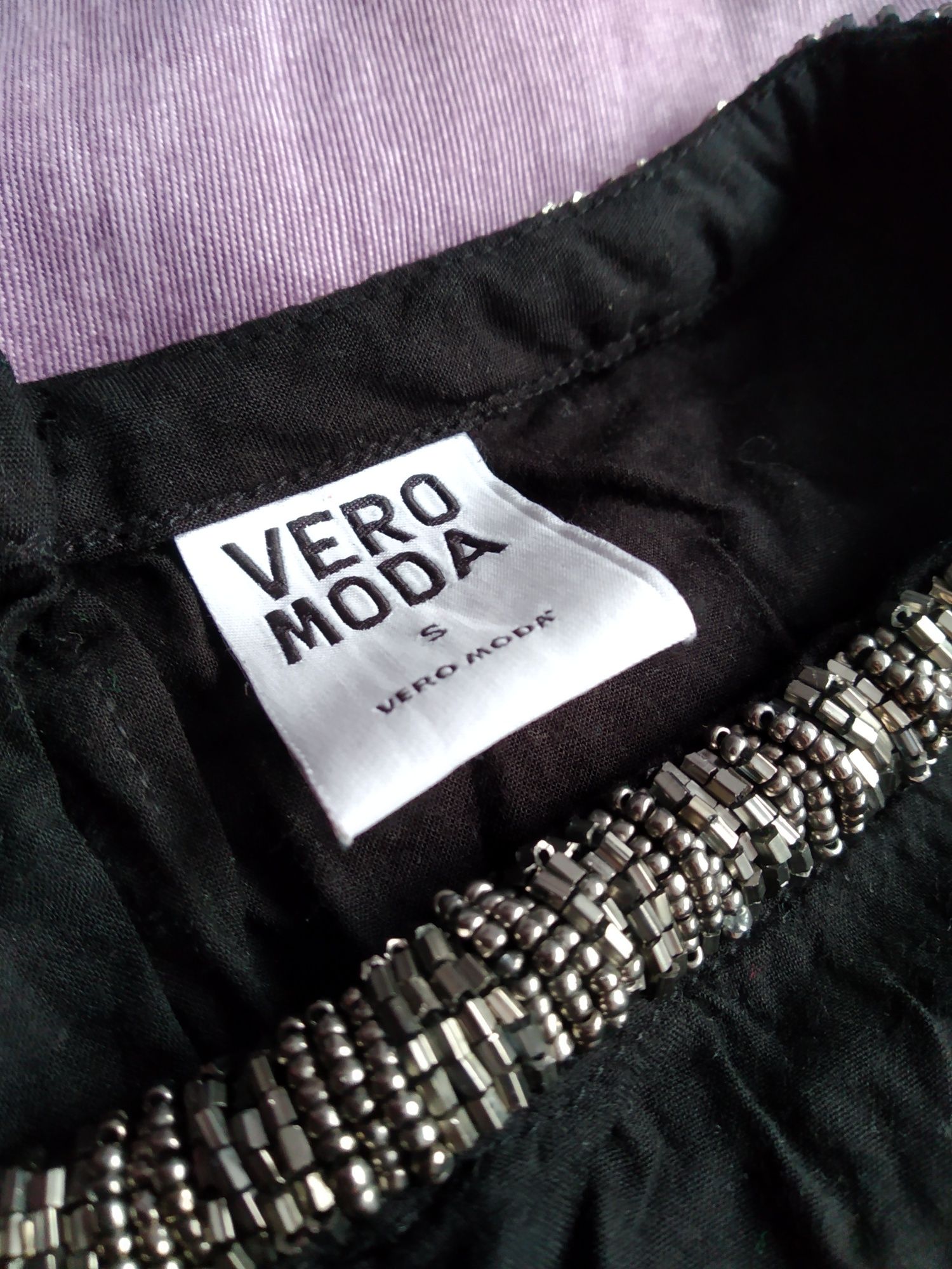 Czarna bluzeczka Vero moda tył na guziczki
