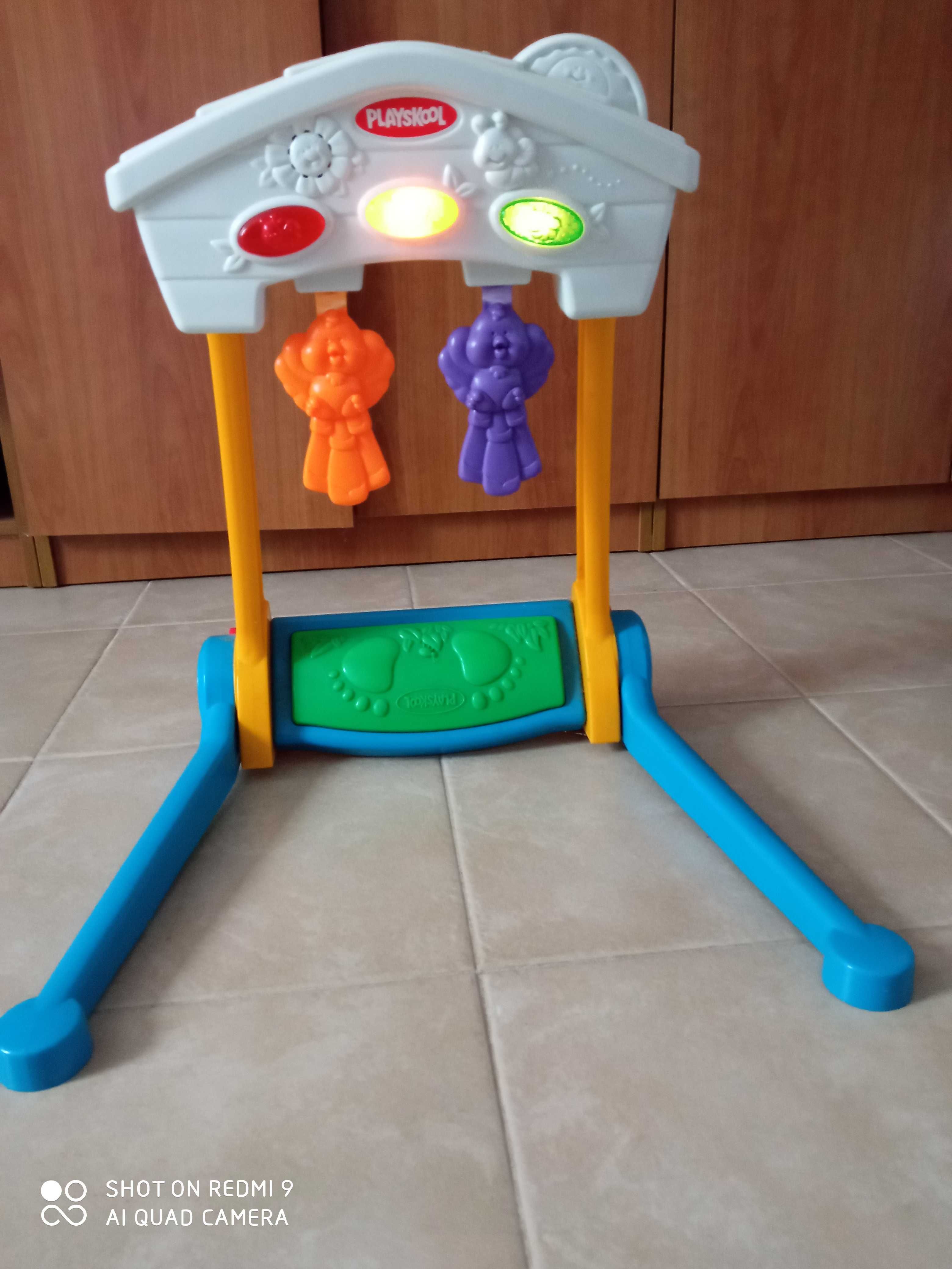 Brinquedo musical da Playskool, para brincar com os pés.