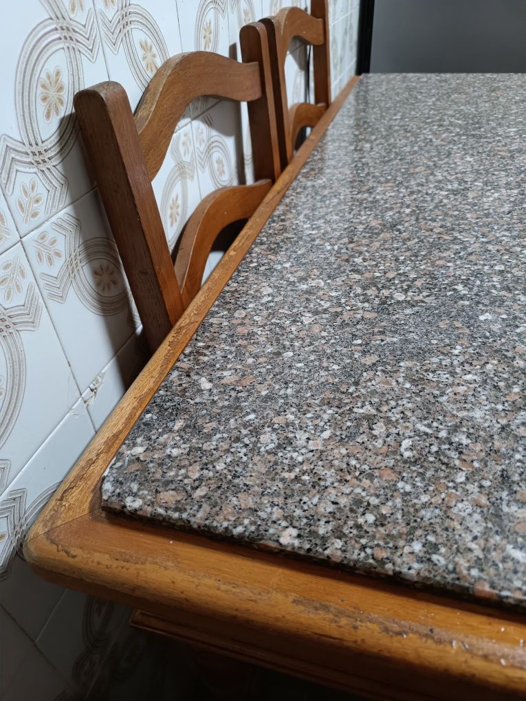 Mesa com tampo em pedra