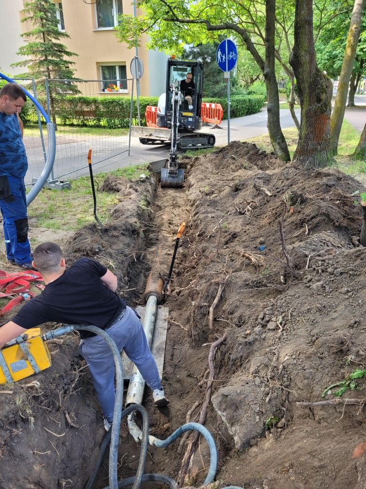 Przecisk kretem.wbijanie rur.przewierty pod droga kostka.kret.