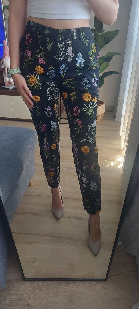 Czarne eleganckie garniturowe spodnie w kwiaty liście Stradivarius 38