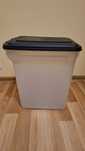 Pojemnik, pudełko na karmę dla psów i kotów z pokrywą 45L/15 kg
