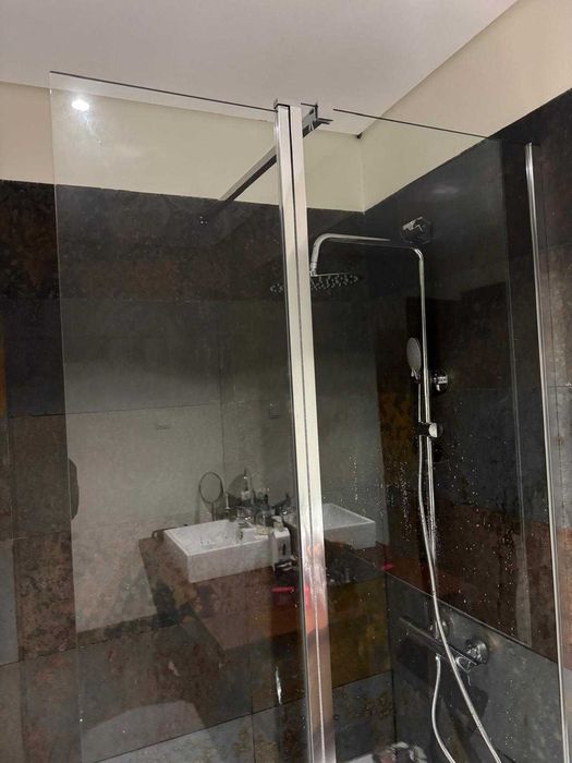 Painel de duche frontal fixo e rebatível com braço suporte extensível