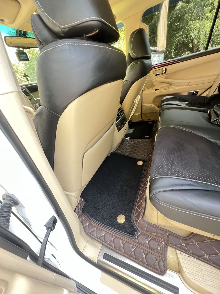 Автомобіль Лексус Лх 570