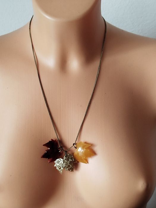 Unikatowy naszyjnik Tatty Devine z liśćmi klonu .