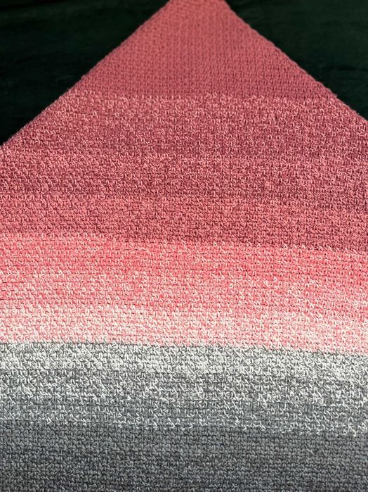 Ręcznie robiona chusta na szydełku – różowo-szare przejścia kolorów
