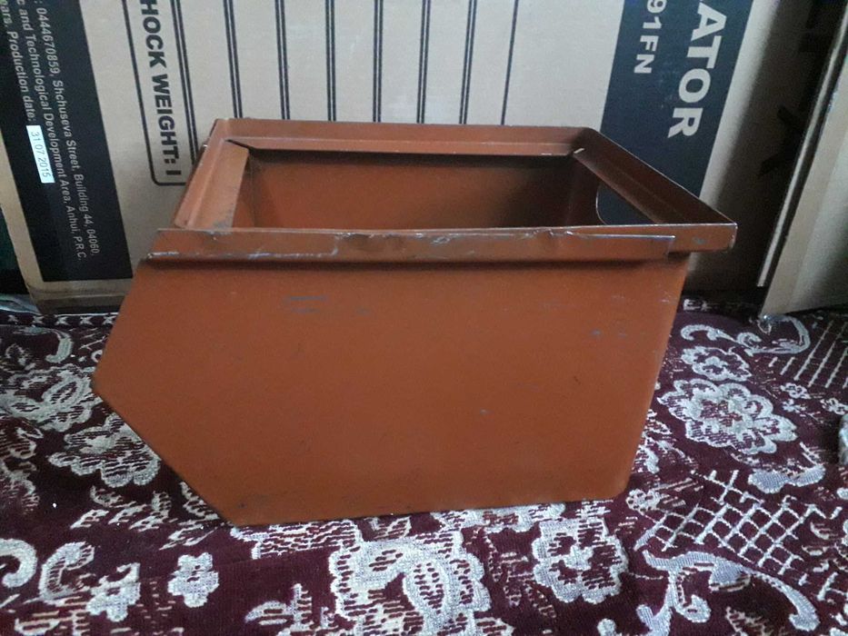 Ящик для металовиробів та інструмента з минулого століття.