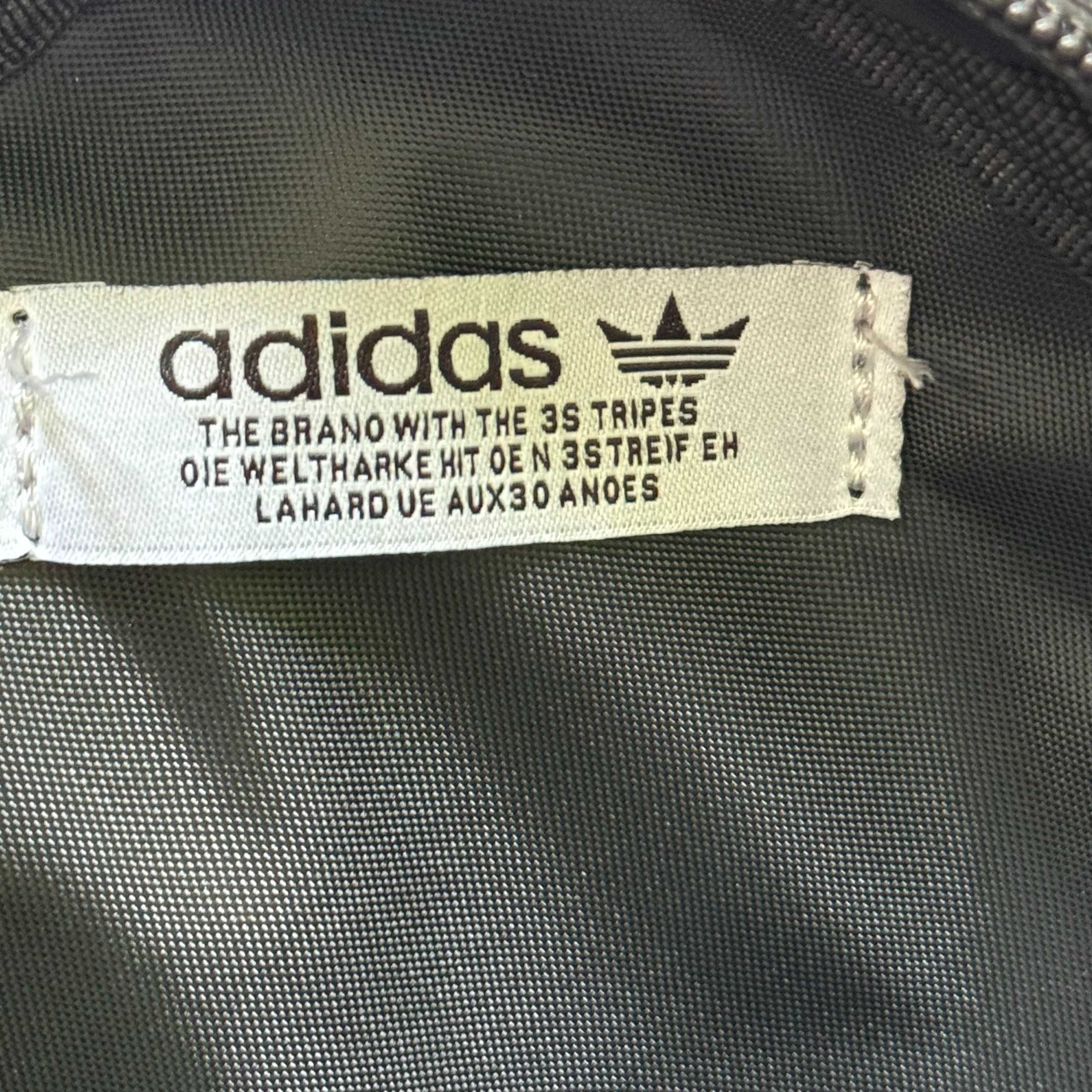 Сумка через плече Adidas Originals JD550 у чорному кольорі.