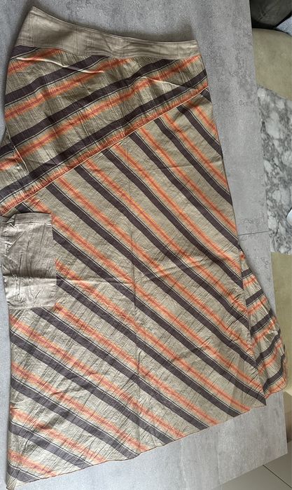 Długa asymetryczna spódnica