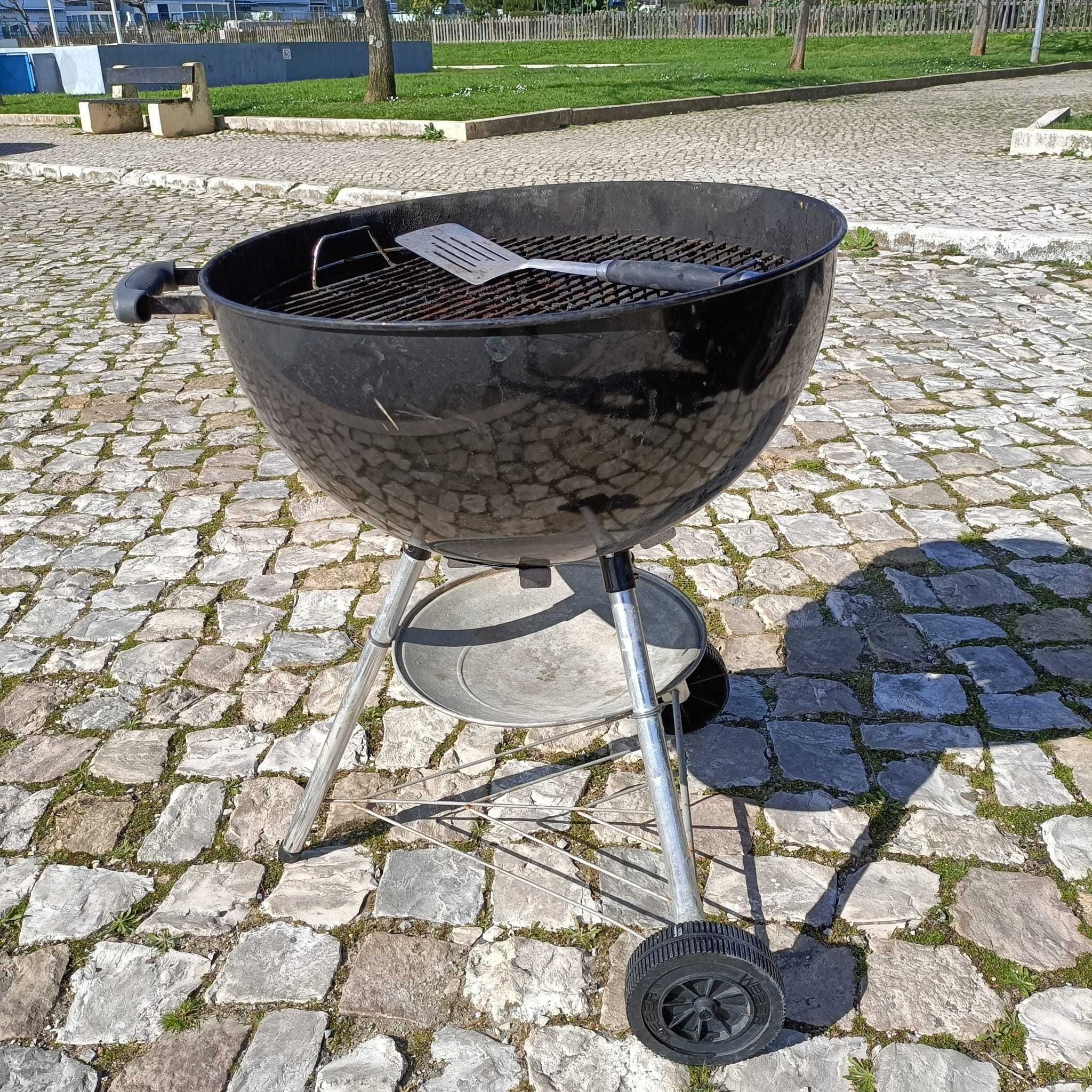 Barbecue Grelhador a carvão Weber Classic Kettle 57 cm usado