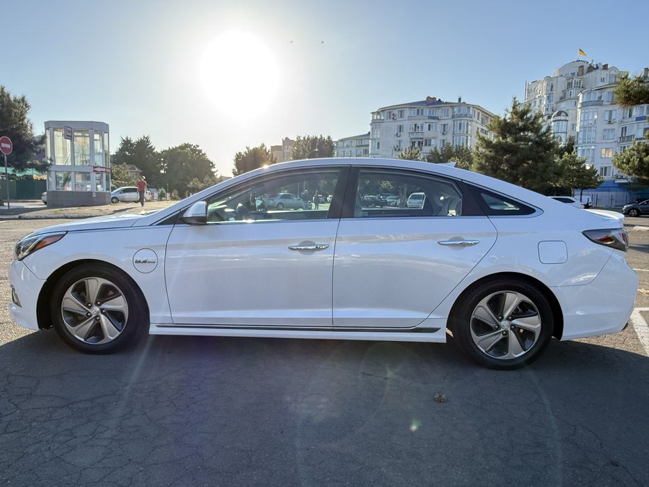 Продам Hyundai Sonata  Гибрид-Плагин 2015г