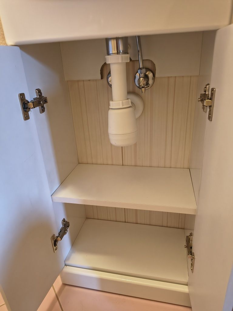 Szafka z umywalką i baterią do wc