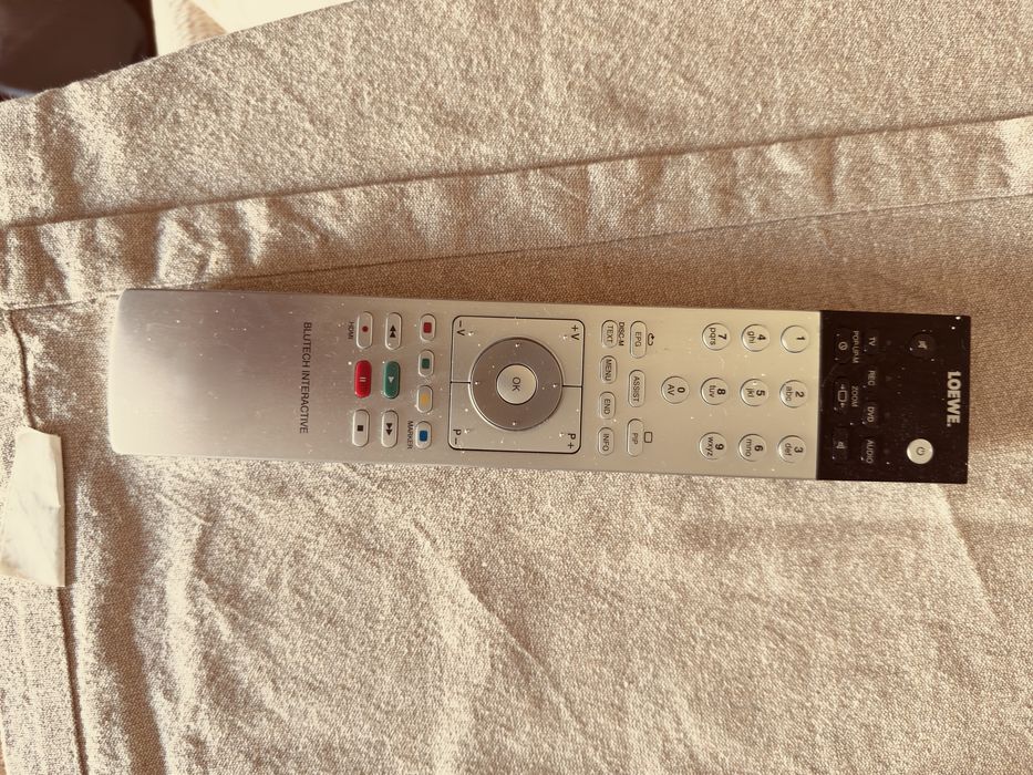 Loewe comando blutech interactive - inox / bom estado.