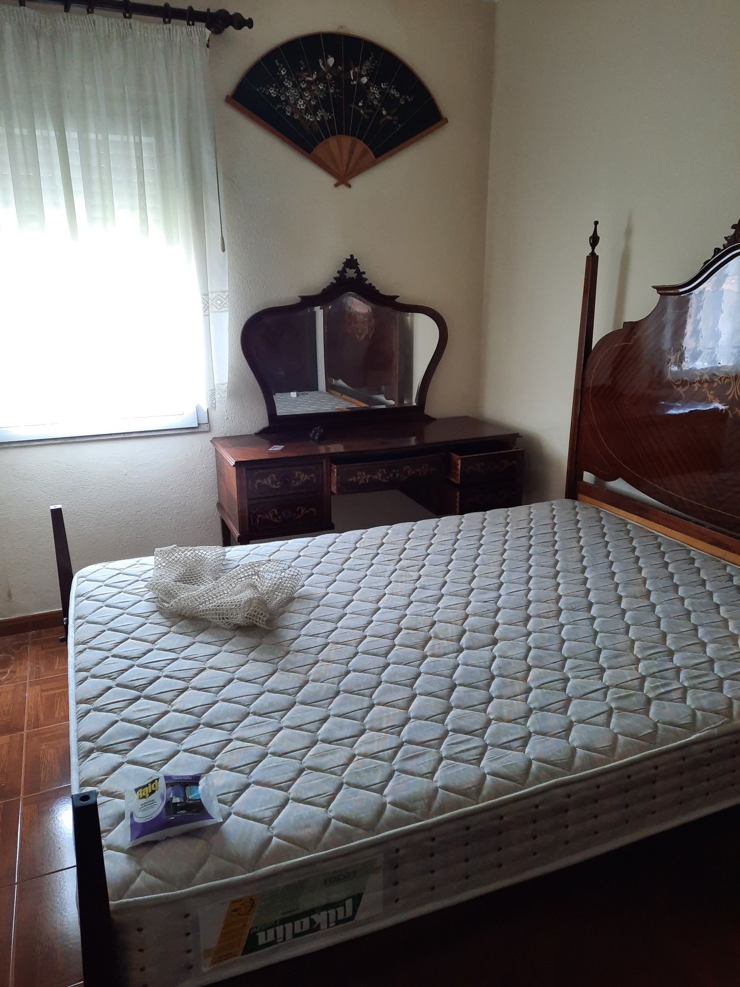 Cama antiga e roupeiro