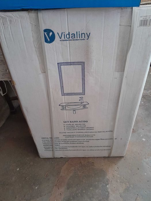 lavatórios em vidro temperado, com espelho e torneira