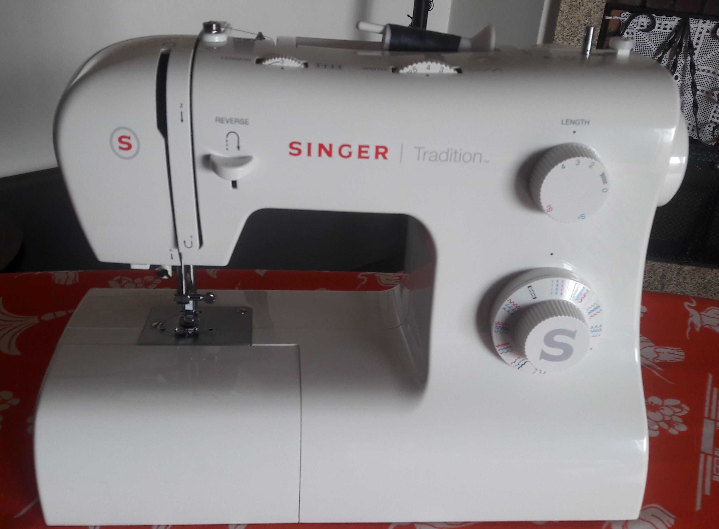 Máquina de Costura Singer Tradition 2282 Nova