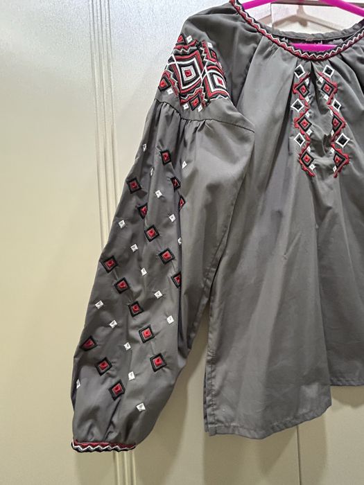 Вишиванка сіра, чорна