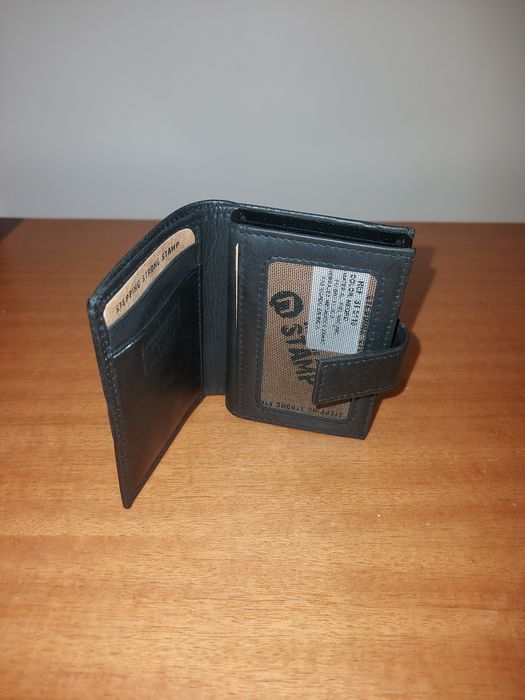 Carteira de pele Stepping Strong Stamp