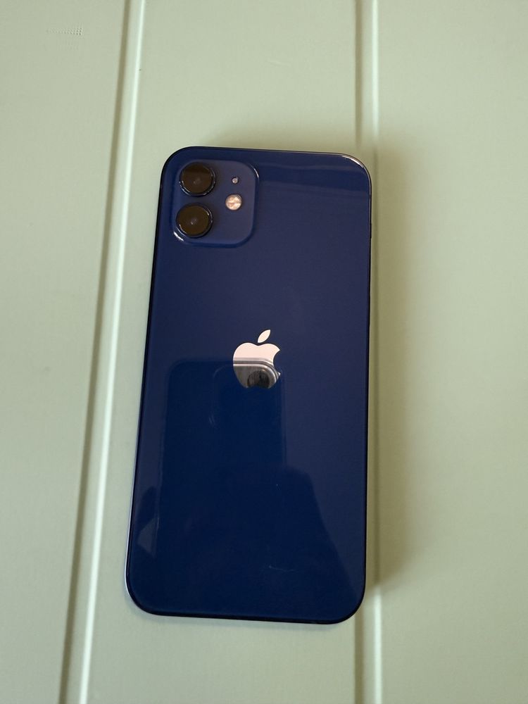 iPhone 12 w kolorze granatowym