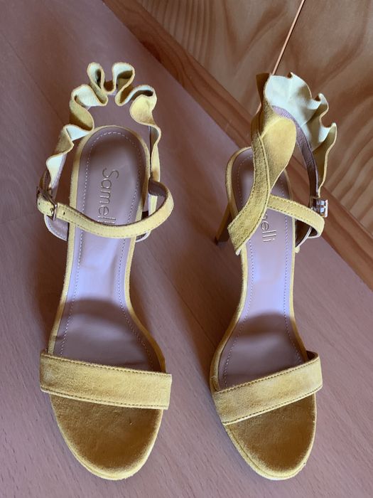 Sapato alto amarelo novo