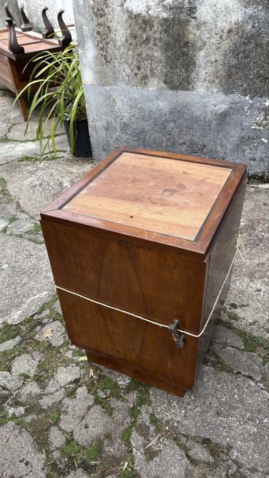 Conjunto de duas mesas de cabeceira