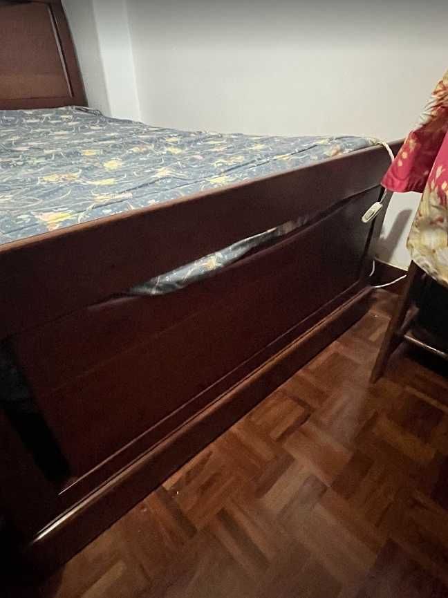Cama em Madeira de Cerejeira