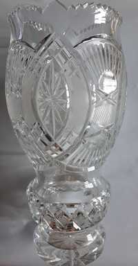 Хрустальная ваза красивой формы