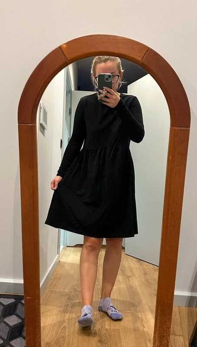 Czarna (nie)zwykła sukienka Mohito S z falbanami