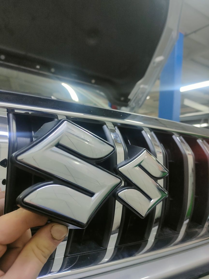 Suzuki sx4 scross рестайлінг заначок емблема решітка)