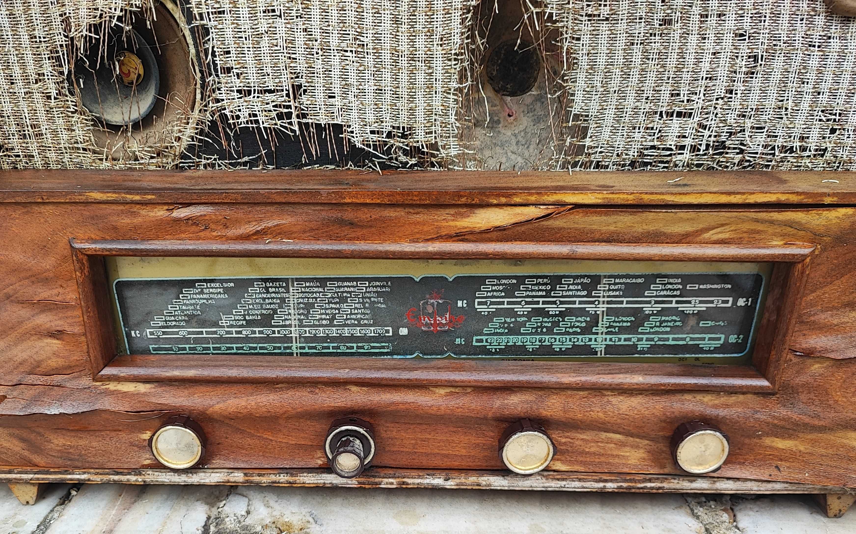 Caixa muito antiga com rádio e gira discos