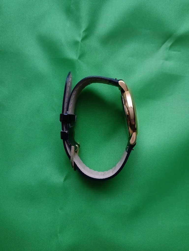 Nowy zegarek w srebrnym etui