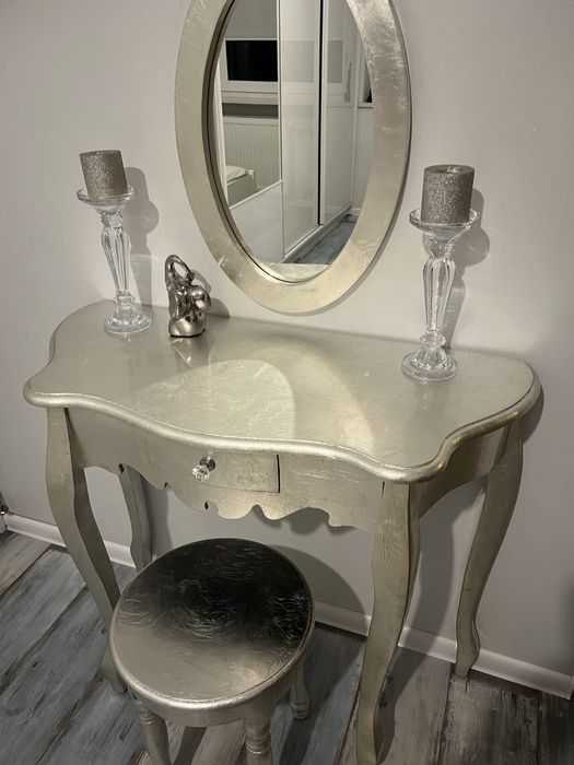 Elegancka sreberna toaletka w stylu glamour