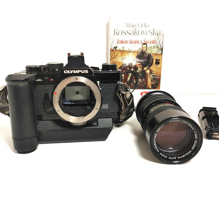Czarna lustrzanka analogowa OLYMPUS OM 2N  Vivitar 70-150 3,8 + WINDER