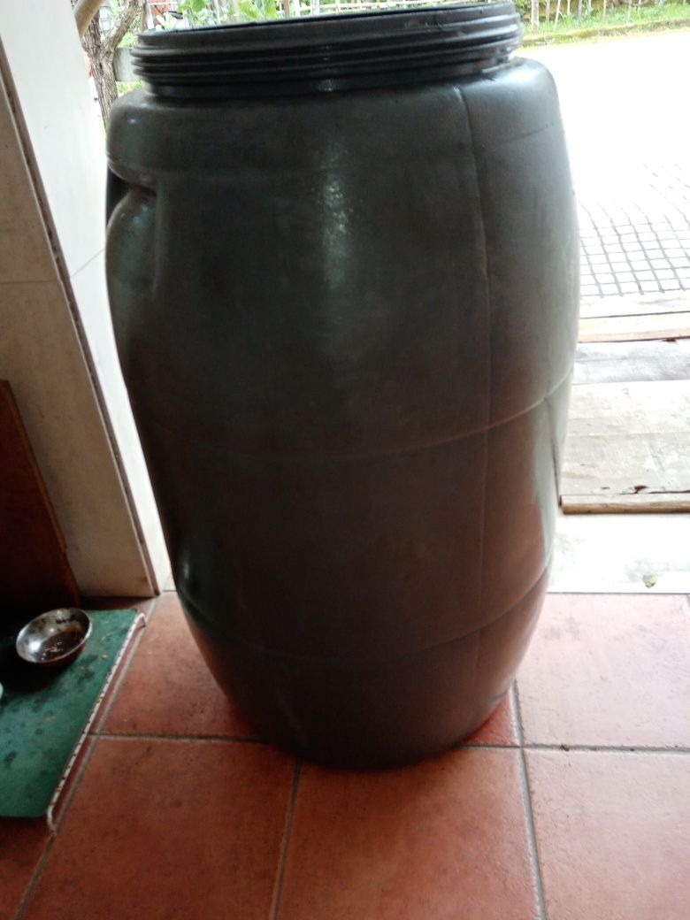 Deposito com capacidade de 250 litros