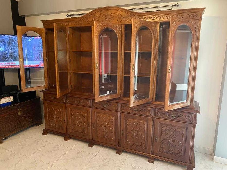 Móvel com vitrine madeira maciça usado em bom estado