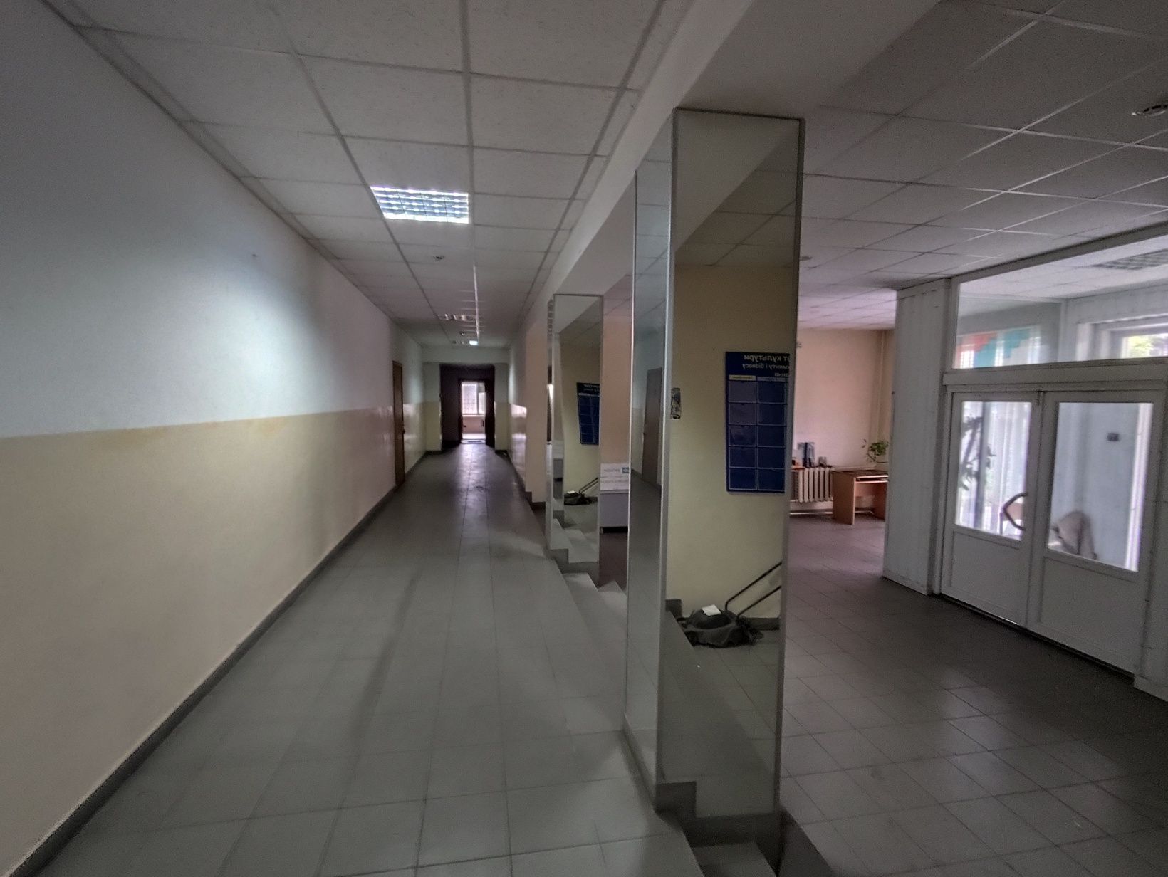 Продам адмвнбуділю в центрі м. Черкаси 2235м2, 320 дол м2.
