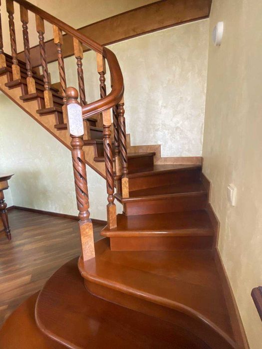 Продам двоповерхову квартиру з видом на р. Дніпро в центрі