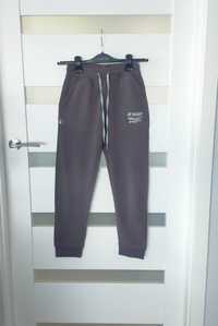 spodnie chłopięce dresowe, rozmiar 140 cm