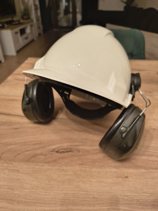 Kask ochronny biały z nausznikami 3M