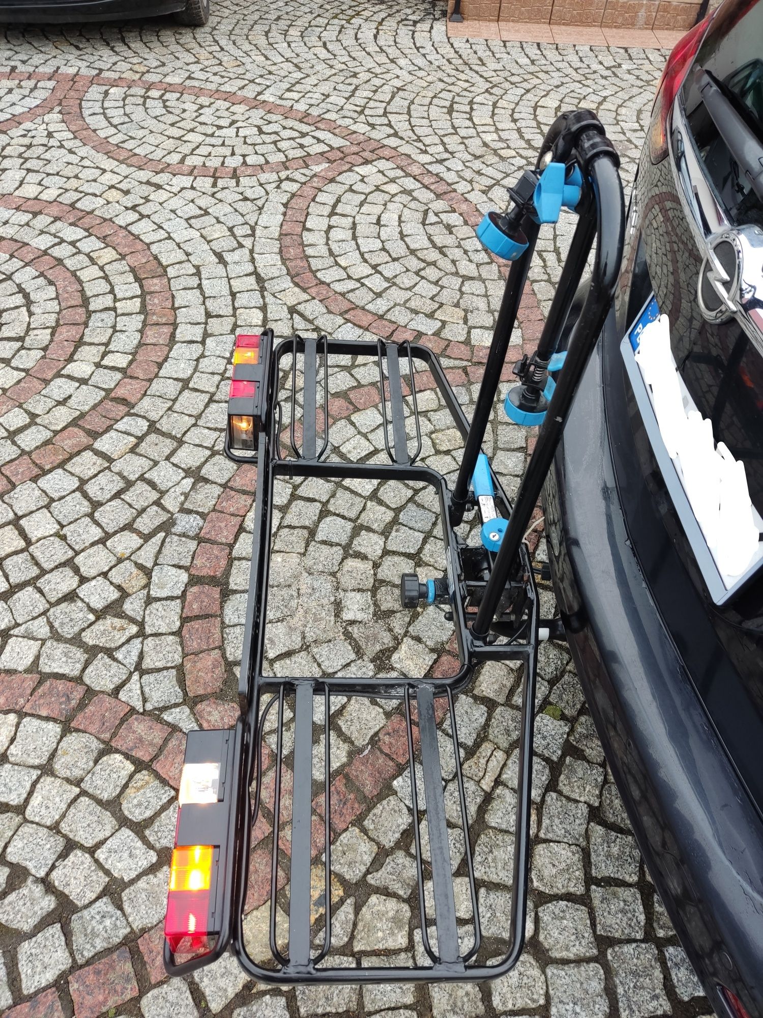 Bagażnik rowerowy na hak do przewozu 2 rowerów.