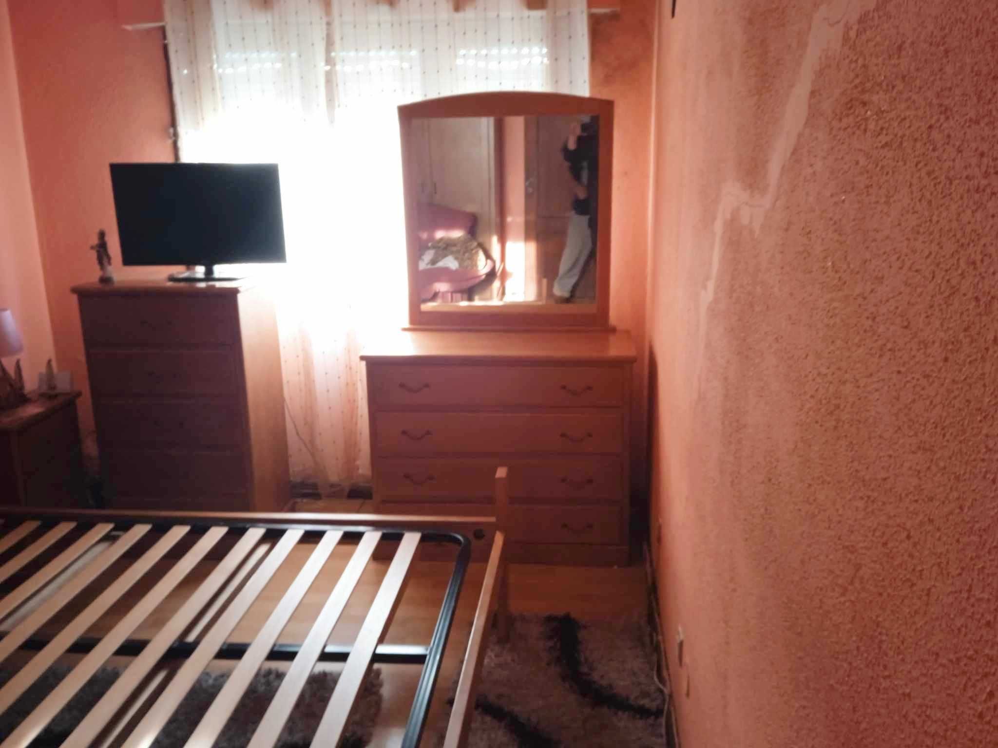 Quarto casal completo com guarda fatos
