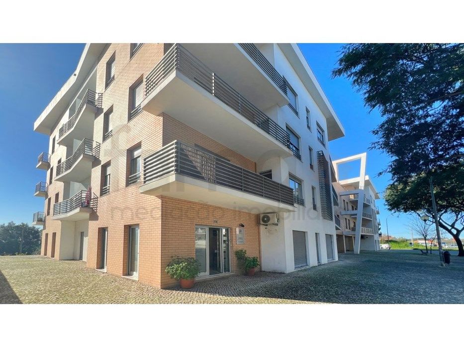 Loja em Queijas com estacionamento e arrecadação