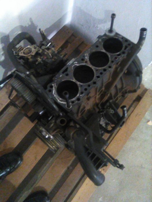 Motor Nissan Vanette 2.3D, c/ bomba e injectores (cabeça avariada)