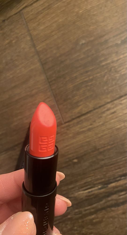 Givenchy wanted coral numer 16 rouge interdit