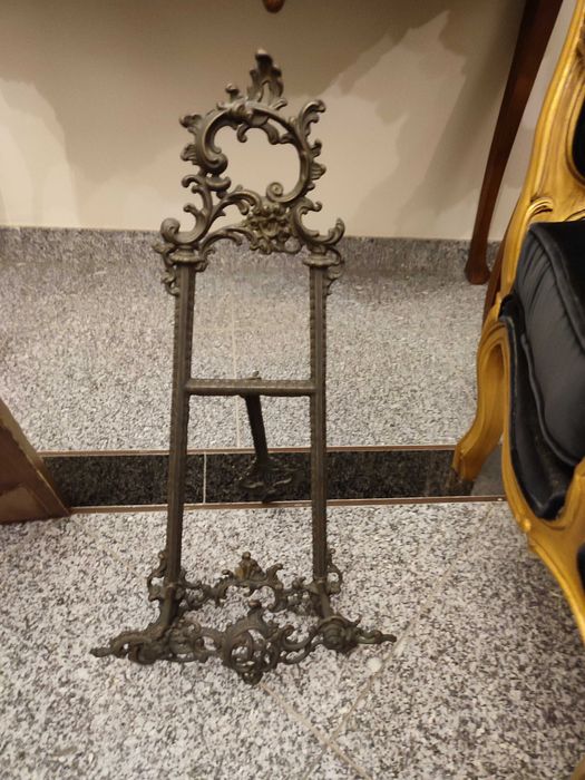 Quadro moldura em folha de ouro e gravura de cavalos. Vista ouro.