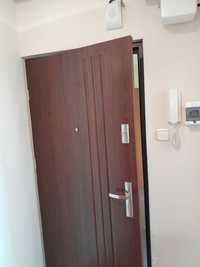 Montaż drzwi drewniane metalowe Akustyczne od Ręki Producent